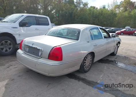 2005 Lincoln Town Car from USA, damaged, VIN 1LNHM82W25Y667065